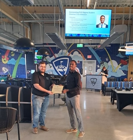 Tuyi receives award